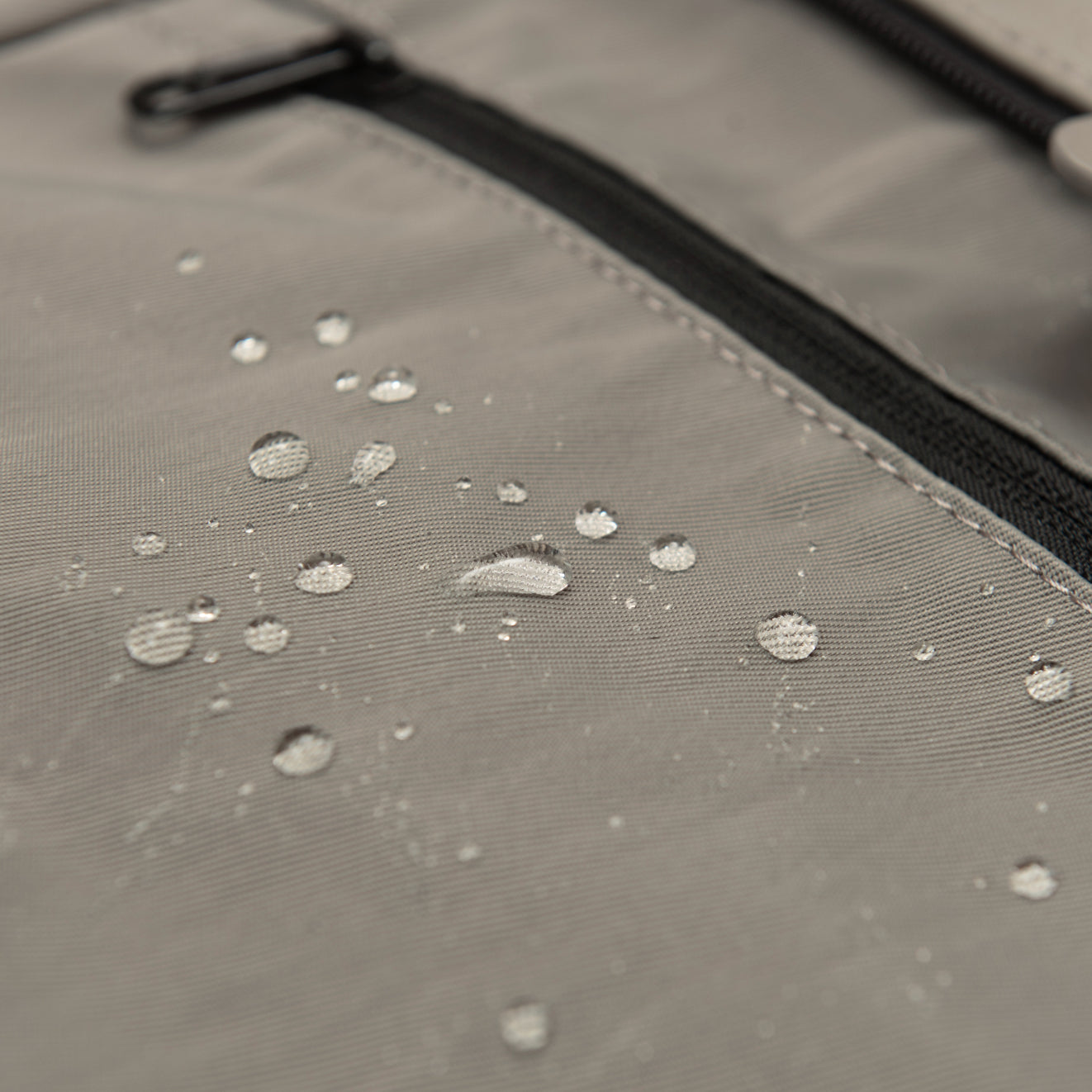 荷物が増えても大丈夫!容量が16倍になるバッグ「Sandwich Backpack」