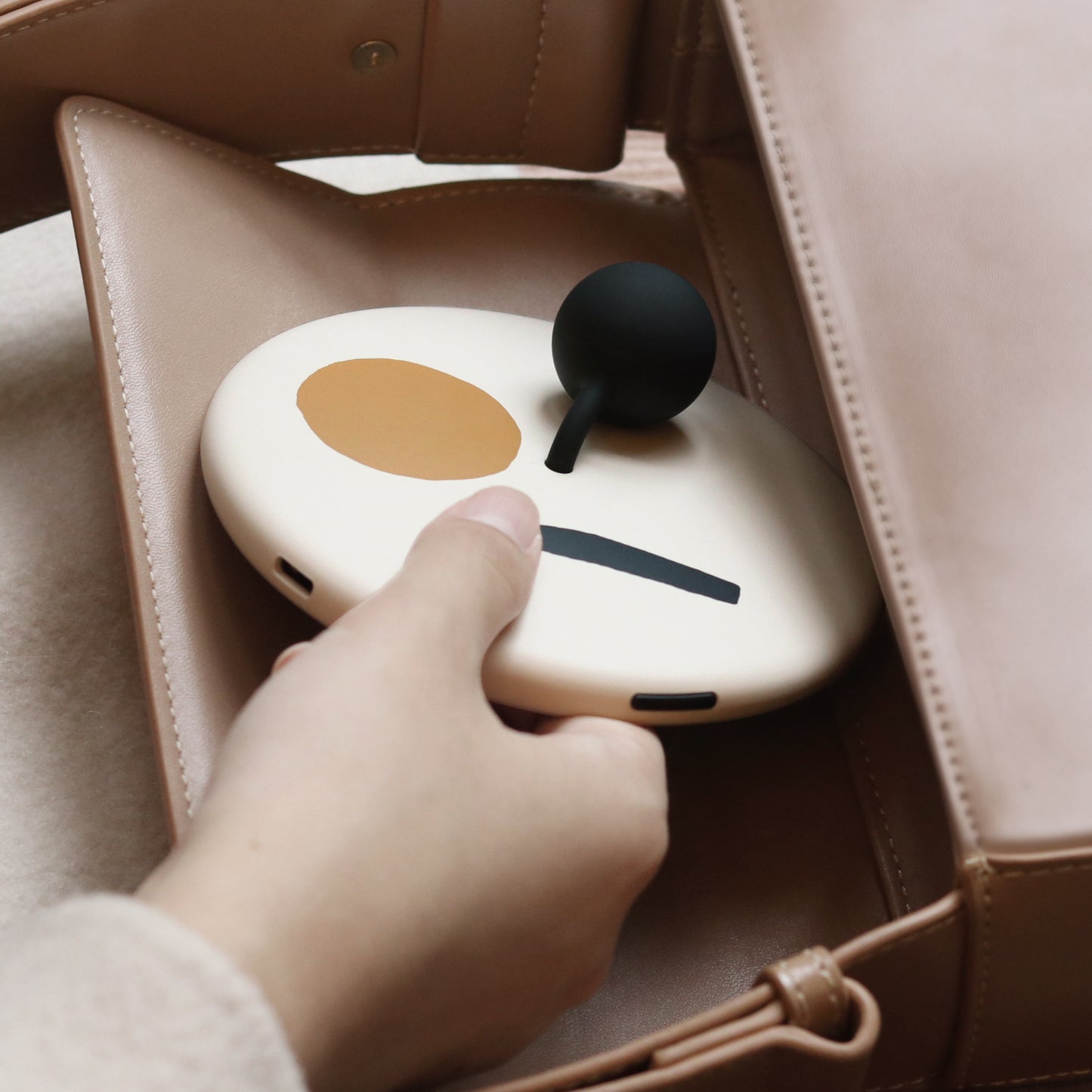 片手サイズの女優ミラー「HANDHELD MAKEUP MIRROR」