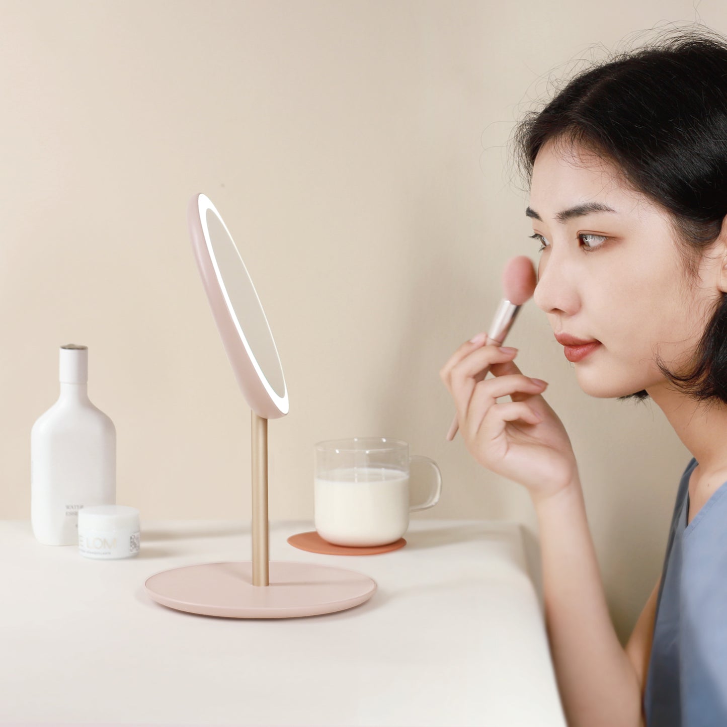 旅行用女優ミラー「TRAVEL MAKEUP MIRROR」