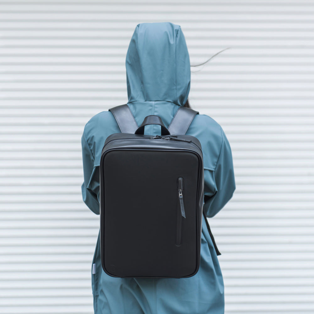 荷物を丁寧に整理整頓。スクエアデザインのスマートバックパック「FISHERMAN BACKPACK」