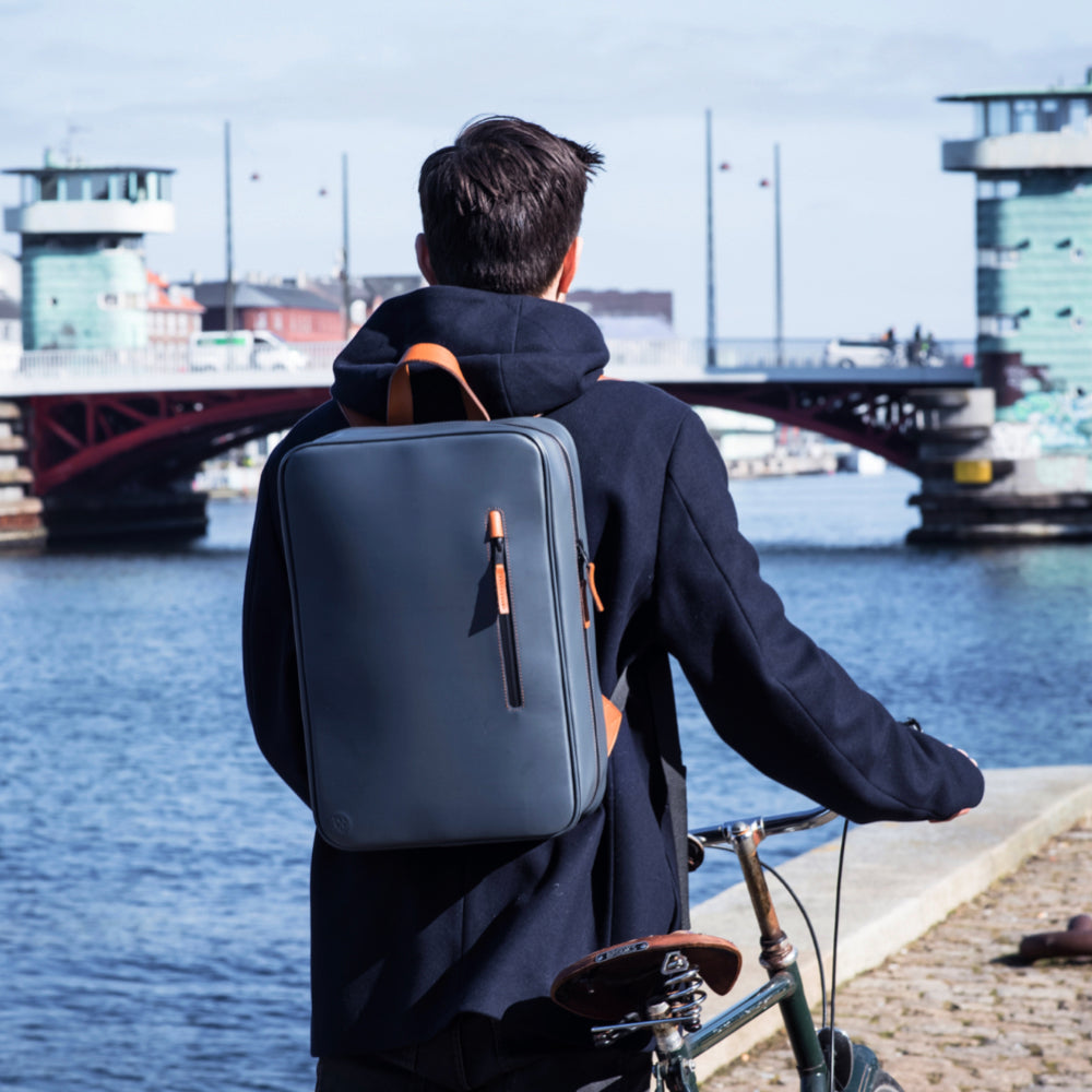 荷物を丁寧に整理整頓。スクエアデザインのスマートバックパック「FISHERMAN BACKPACK」
