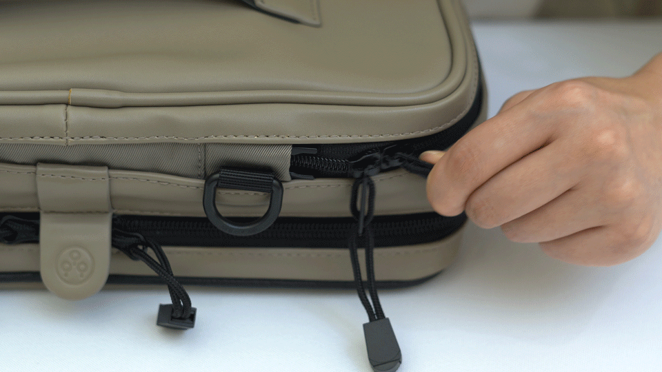 荷物が増えても大丈夫！容量が16倍になるバッグ「Sandwich Backpack」